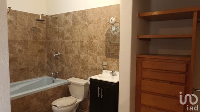 CASA SOLA EN VENTA, 2 Frentes sobre Avenida. Recursos Propios.