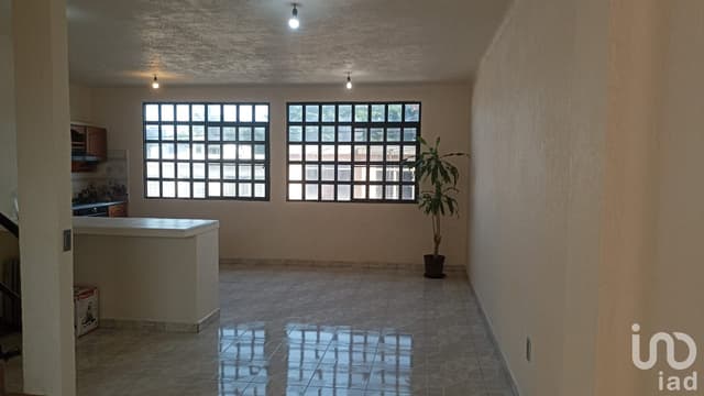 CASA SOLA EN VENTA, 2 Frentes sobre Avenida. Recursos Propios.