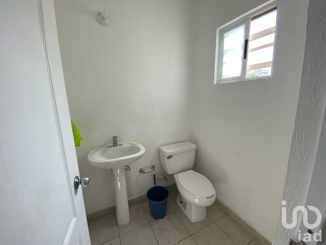 CASA 3 RECAMARAS EN RENTA CON CASETA DE SEGURIDAD Y ALBERCA