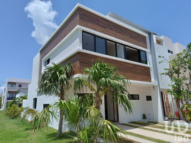 Casa Venta en esquina en Residencial Arbolada de 3 recs y 2.5 baños Cancun Quintana Roo
