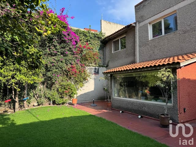 CASA CON JARDIN EN VENTA EN COL. SAN JOSE INSURGENTES CDMX.
