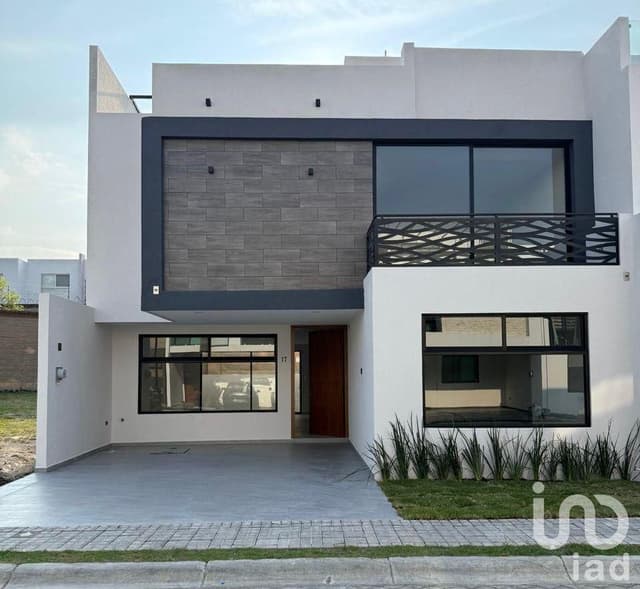 Casa de 4 recámaras con 1 en PB en Parque Quintana Roo