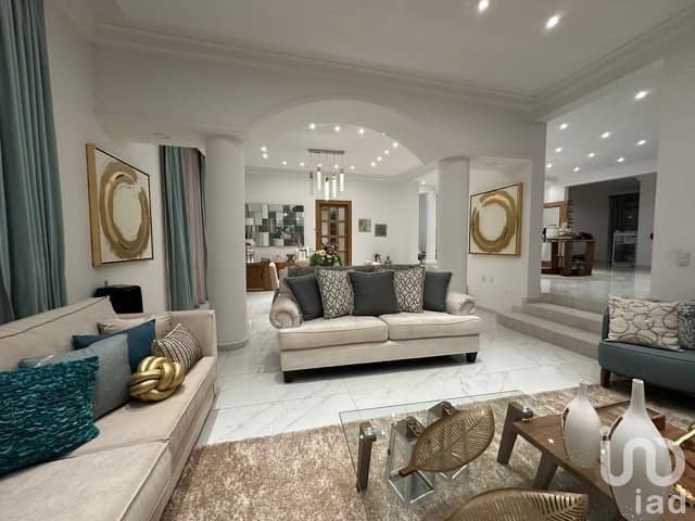 Moderna, lujosa y amplia casa con alberca, amueblada, en venta ubicada en Bugambilias 2da seccion.