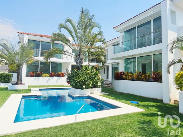 CASA EN VENTA EN LOMAS DE COCOYOC CON ALBERCA CON CALEFACCIÓN