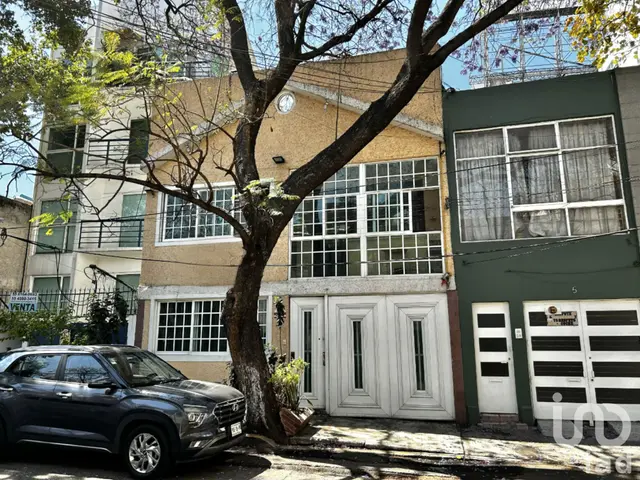 Casa en VENTA en la Col. Del Valle Norte