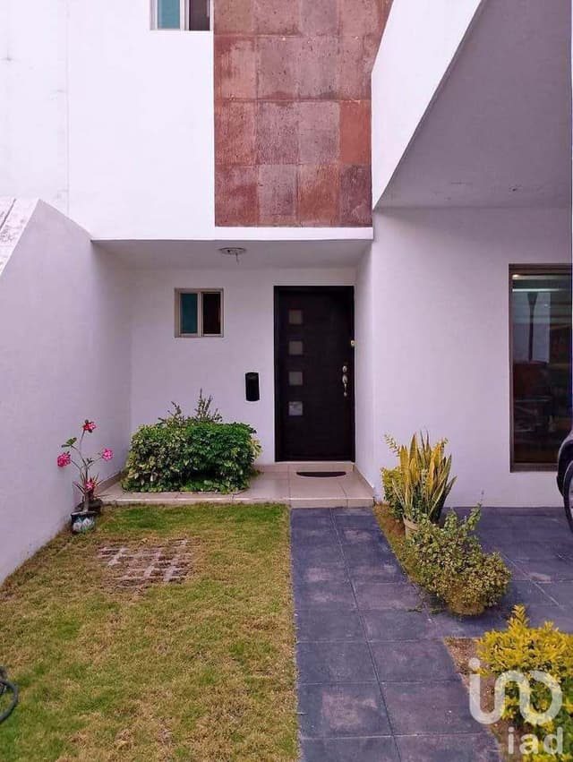 RENTA DE CASA SIN MUEBLES EN JARDINES DE LAS FLORES TUXTLA