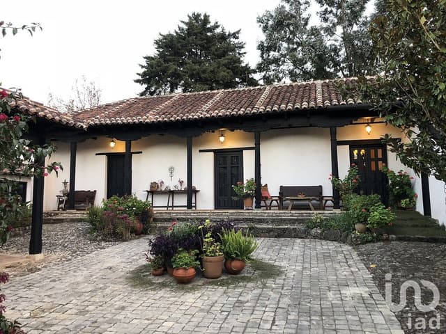 Casa Colonial con Jardín y Chimenea