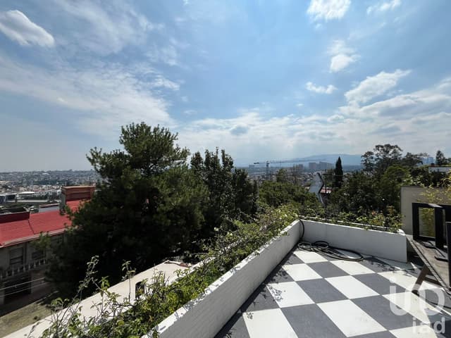 Se vende hermosa casa remodelada con vista panorámica en Lomas de Santa Fe