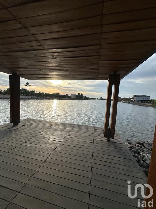 Se vende el mejor terreno frente al lago en " Viñedos del Polo" en Querétaro