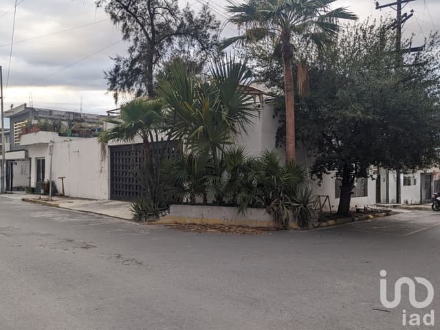 Venta de propiedad en esquina con potencial de inversión Hacienda Mitras atrás de Plaza Cumbres