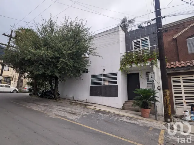 Venta de propiedad en esquina con potencial de inversión Hacienda Mitras atrás de Plaza Cumbres