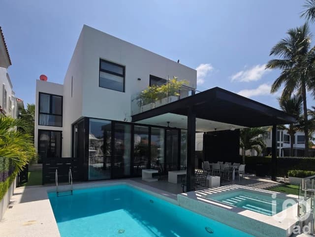 Se vende casa en El Cid, Mazatlán, Sinaloa.