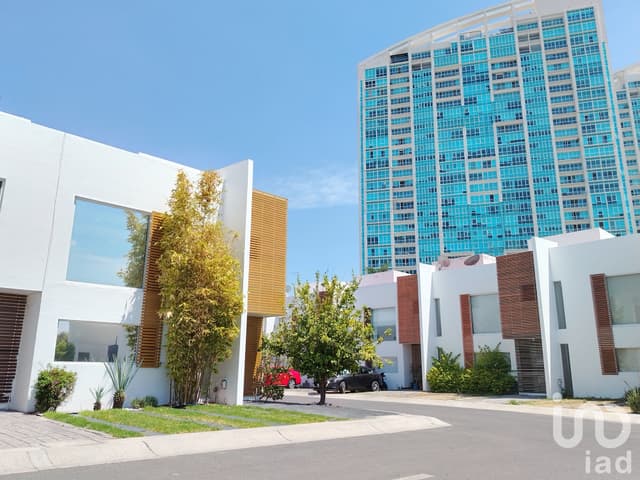 RENTA CASA AMUEBLADA CONDOMINIO PUERTA SANTA FE JURIQUILLA