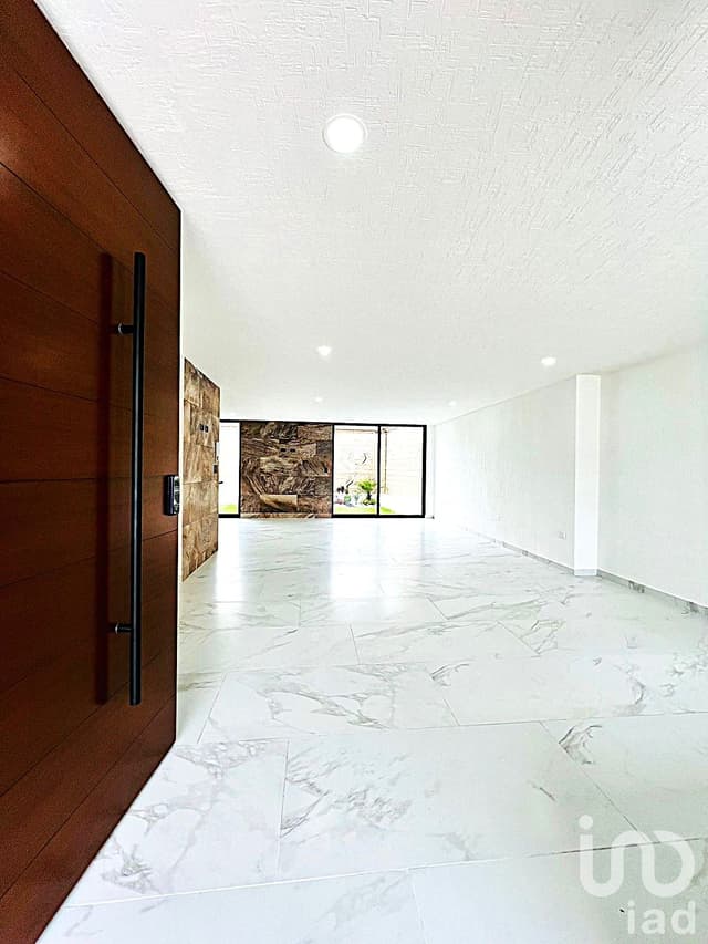 CASA CON JARDIN Y ROOF GARDEN EN ZONA LOMAS DE ANGELOPOLIS EN VENTA