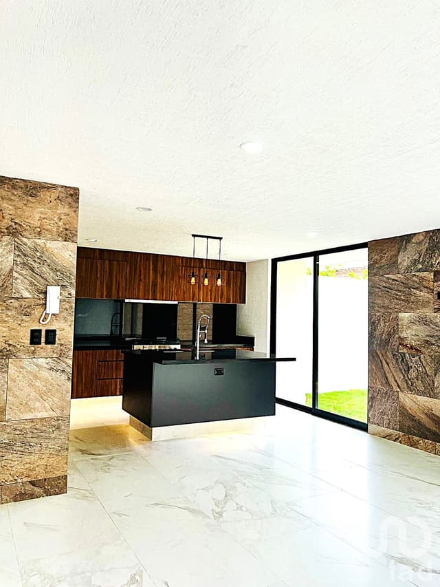 CASA CON JARDIN Y ROOF GARDEN EN ZONA LOMAS DE ANGELOPOLIS EN VENTA