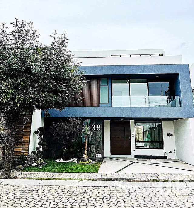 CASA CON JARDIN Y ROOF GARDEN EN ZONA LOMAS DE ANGELOPOLIS EN VENTA