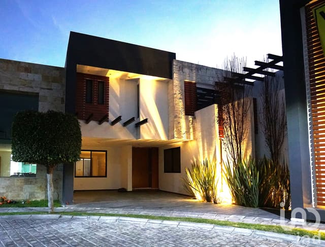 CASA CON HABITACIÓN EN PLANTA BAJA Y ROOF GARDEN, ZONA ZAVALETA PUEBLA