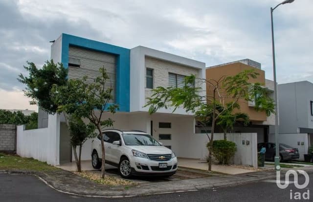 Amplia propiedad en Veracruz con casa club y alberca