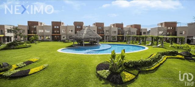 Casa en Venta con Alberca y Seguridad en Condominio en Tezoyuca Morelos