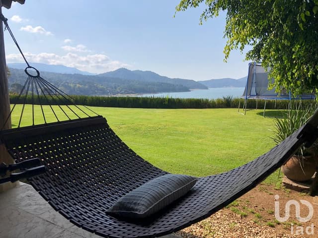 CASA EN VETA EN VALLE DE BRAVO, ESTADO DE MÉXICO