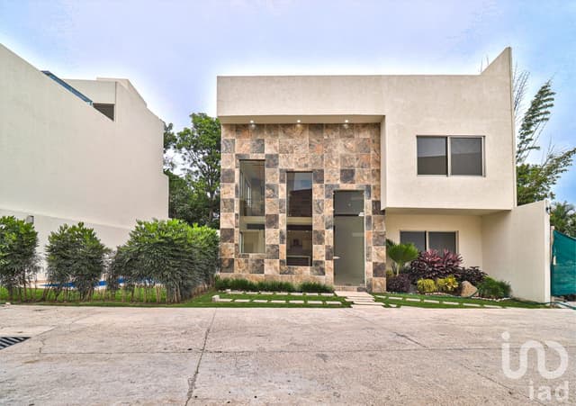 Casa nueva en venta con recamara en planta baja, Lomas de Cuernavaca