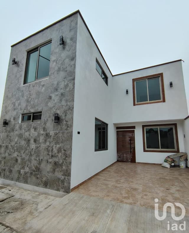 Venta de casa en Fraccionamiento Lirios en Coatepec.