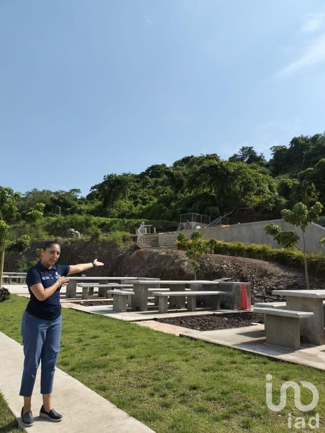 CASA EN VENTA EN PUERTO VALLARTA JALISCO DE 2 PISOS EN COTO CON ALBERCA