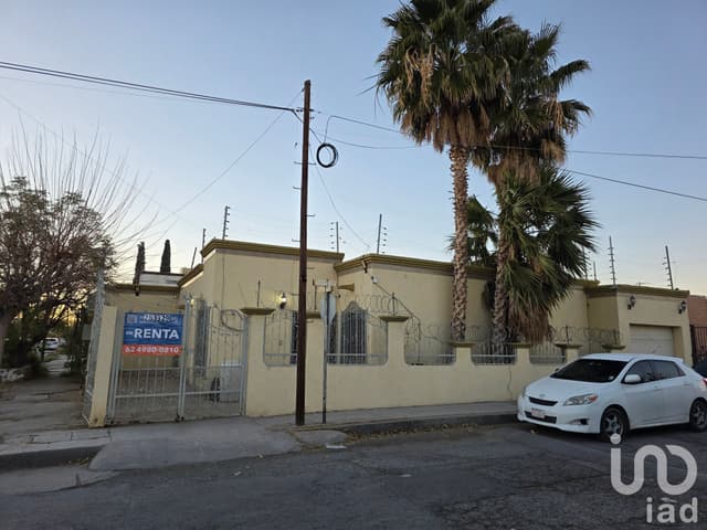 SE RENTA CASA EN ESQUINA IDEAL PARA OFICINA O NEGOCIO, RUBEN POSADA POMPA, CD JUAREZ