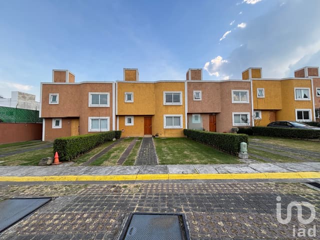 Casa en venta en Cuajimalpa, 2a Cerrada Abasolo. Privada de 9 casas con portón y patio.