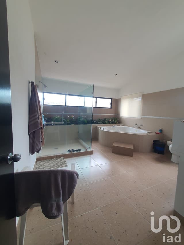 Casa en venta con terreno amplio y otra propiedad en Querétaro