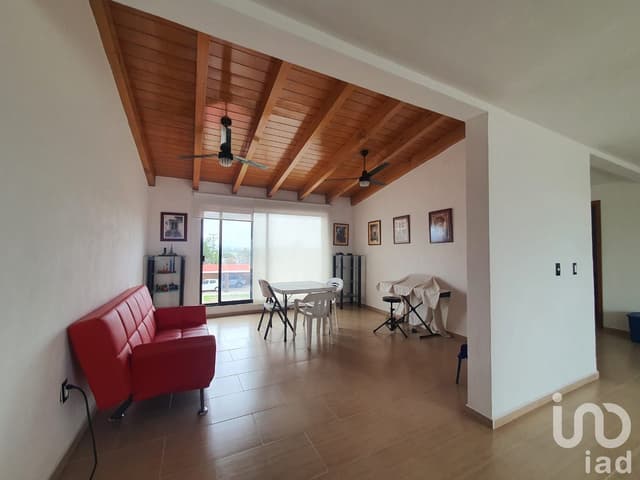 Casa en venta con terreno amplio y otra propiedad en Querétaro