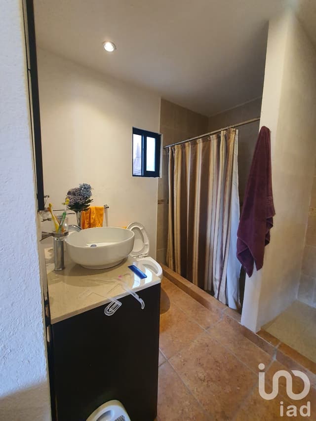 Casa en venta con terreno amplio y otra propiedad en Querétaro