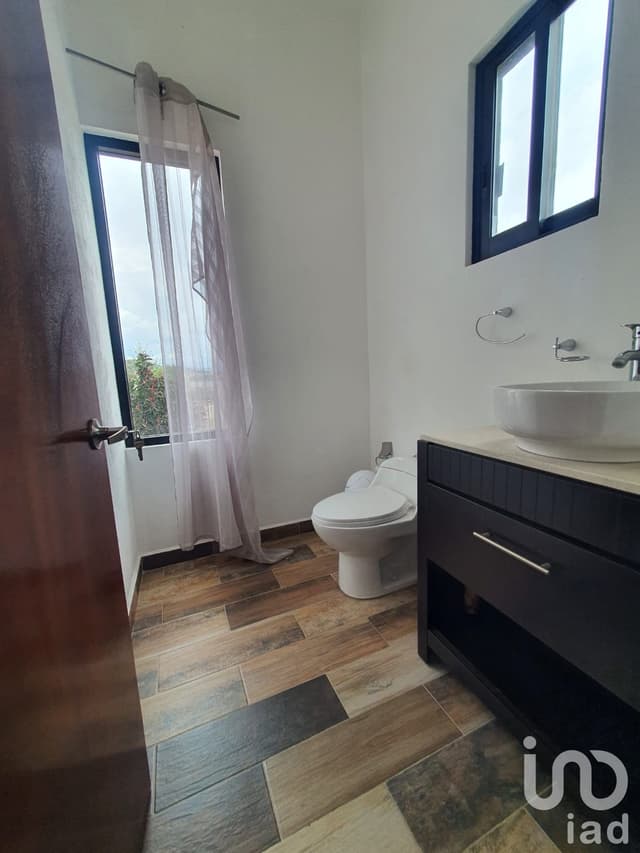 Casa en venta con terreno amplio y otra propiedad en Querétaro