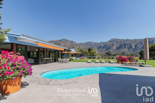 Vendo Residencia con Arquitectura y Naturaleza en Armonía, Tepoztlán, Morelos.