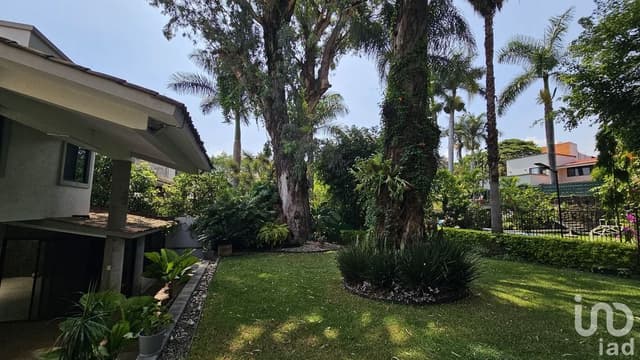 Casa con Jardín y Alberca en Venta Zona Dorada