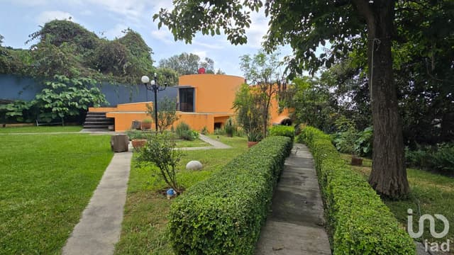 RENTA DE CASA EN RANCHO CORTÉS EN PRIVADA CON AMPLIO JARDÍN...