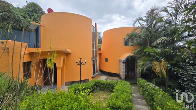 RENTA DE CASA EN RANCHO CORTÉS EN PRIVADA CON AMPLIO JARDÍN...