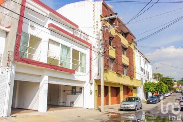 CASA EN RENTA PARA OFICINAS Y NEGOCIO COMERCIAL EN LASW PALMAS Y CON DEPARTAMENTO EN EL TERCER PISO