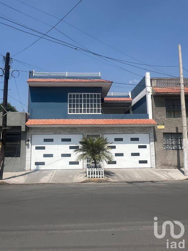 CASA EN VENTA EN JARDINES DE MORELOS (SOBRE CALLE PRINCIPAL)