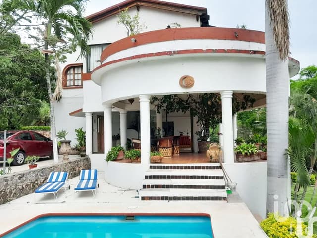 Venta de casa estilo Toscana en Tezoyuca, Morelos.