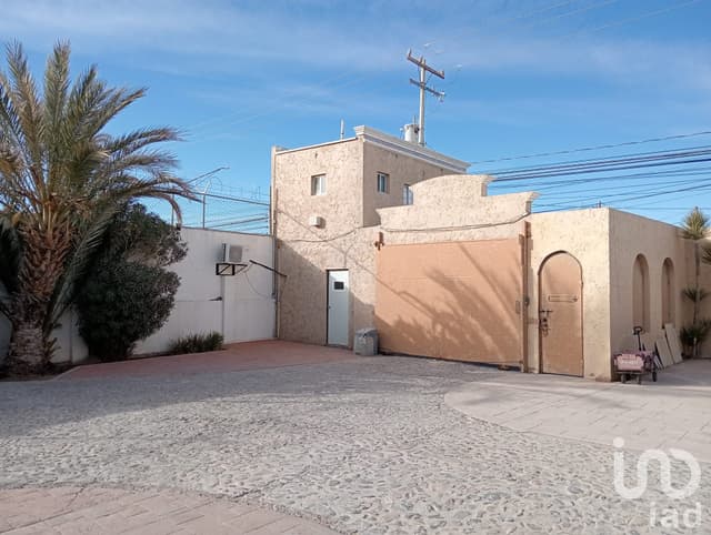 SE VENDE CASA DE TRES RECAMARAS EN AV. DE LA RAZA