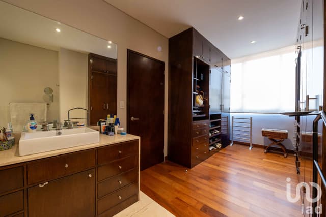 ¡Vive y trabaja en el mismo lugar! EDIFICIO EN VENTA EN ANZURES, Oficina en PB y 2 departamentos.