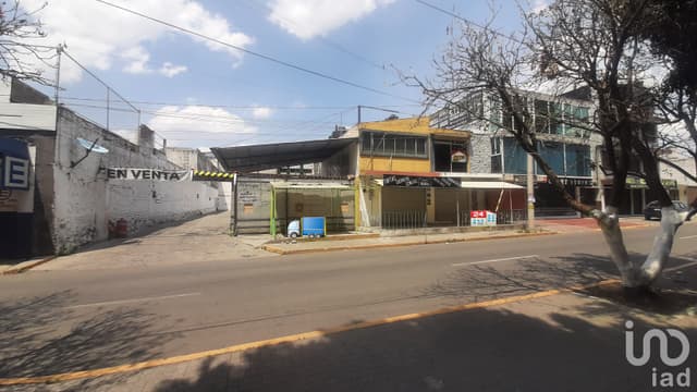Terreno como estacionamiento y Locales comerciales