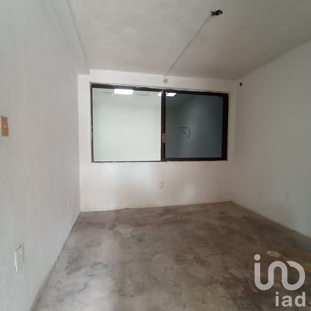 Propiedad con uso de suelo mixto (cuenta con área de oficina, recepción y bodega) en Cancún