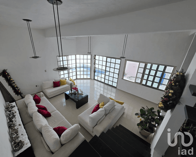 Casa en Venta con Alberca Propia en Cancún, acceso sobre Av. Huayacán