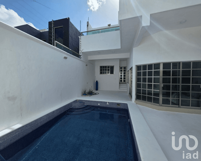 Casa en Venta con Alberca Propia en Cancún, acceso sobre Av. Huayacán