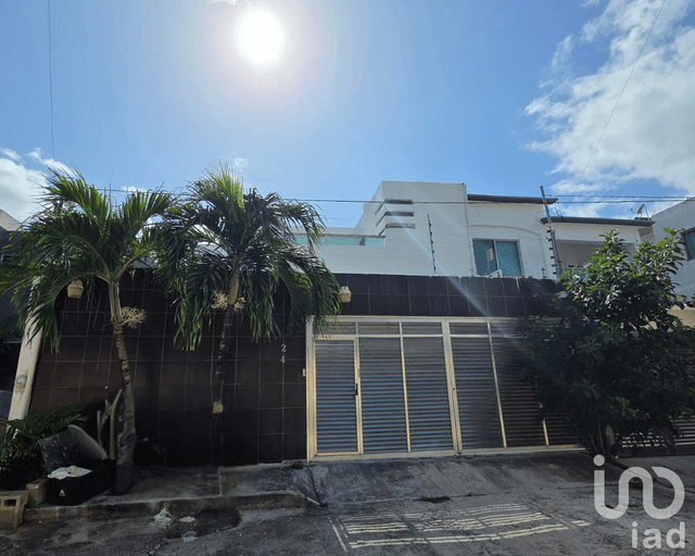 Casa en Venta en Cancún, con Alberca Propia, acceso sobre Av. Huayacán