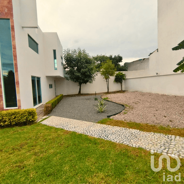 CASA EN VENTA EN HARAS DEL BOSQUE REMODELADA CON JARDIN DE 200M2, RECAMARA EN PLANTA BAJA Y OFICINA