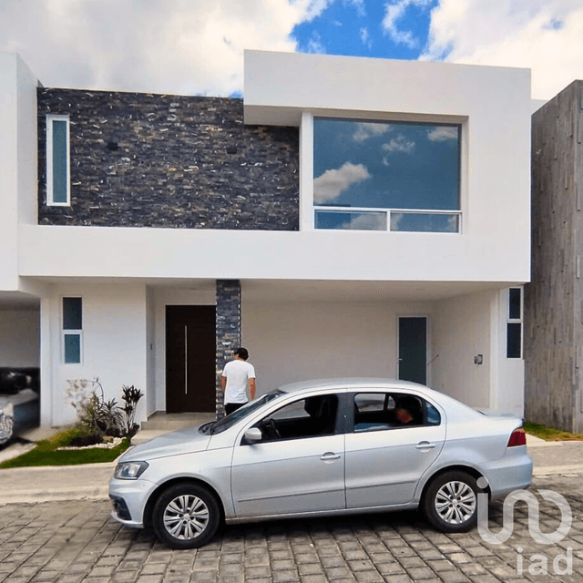 Casa en Haras del Bosque con 3 Recámaras y Jardín en Venta a un Paso del Restaurante con Lago
