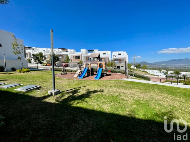 Casa en Renta 3 Recámaras Con Roof Garden en Zibatá Privada Massaro.